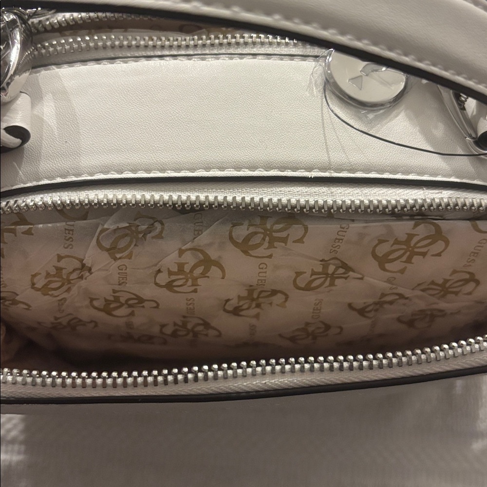 One of the most saw after Guess hand bags ever. White casual bags with strap. - Picture 4 of 5